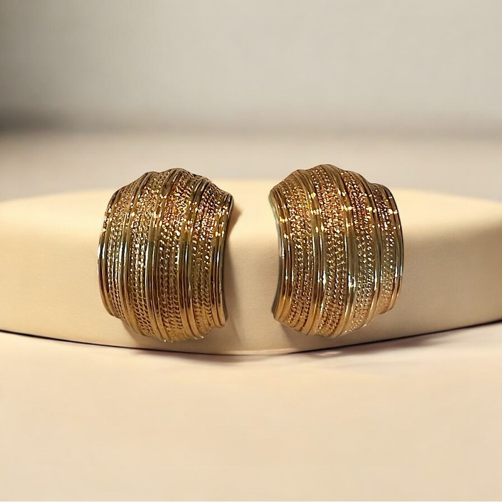 Vintage 1980s Napier signed Gold-Toned half shell clip-on Earrings